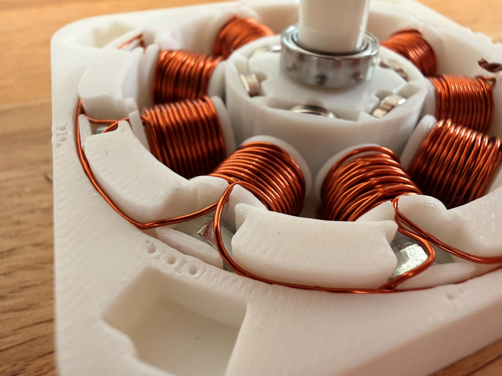 Handgewickelter Stator des PSM-Motorenbausatzes mit Kupferspulen, Lager und Welle